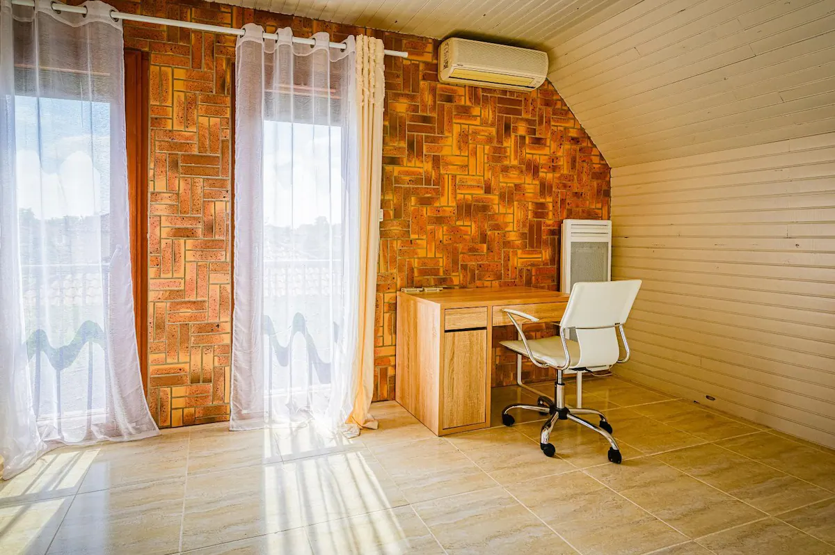 bureau dans la chambre de la maison avec équipements en Dordogne