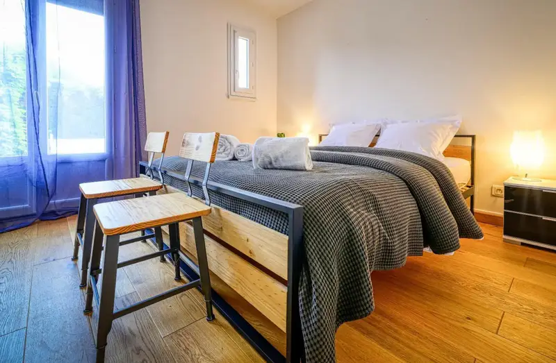 Chambre qui donne sur la piscine avec un lit double et une armoire