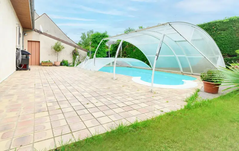 Terrasse avec piscine de la maison en location pour des vacances en Dordogne