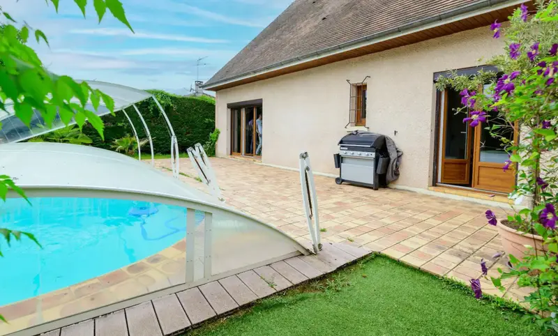 Terrasse avec piscine de la maison en location pour des vacances en Dordogne