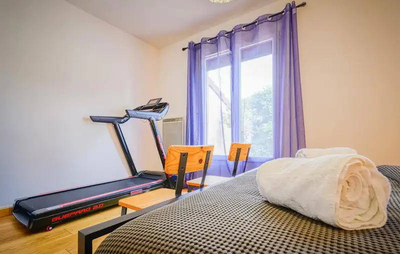 tapis de course dans la chambre de la maison avec équipements en Dordogne