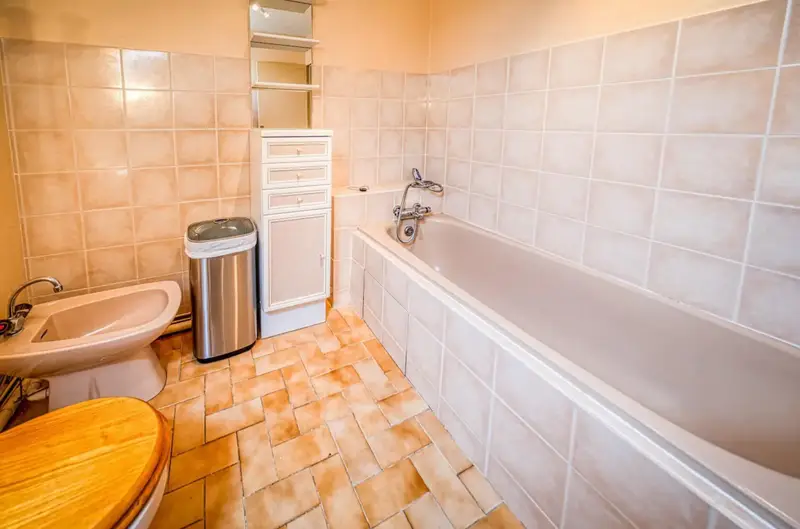 salle de bain avec baignoire, bidet, toilettes et sèche serviette à l'étage