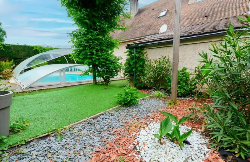 Jardin avec piscine de la maison en location pour des vacances en Dordogne